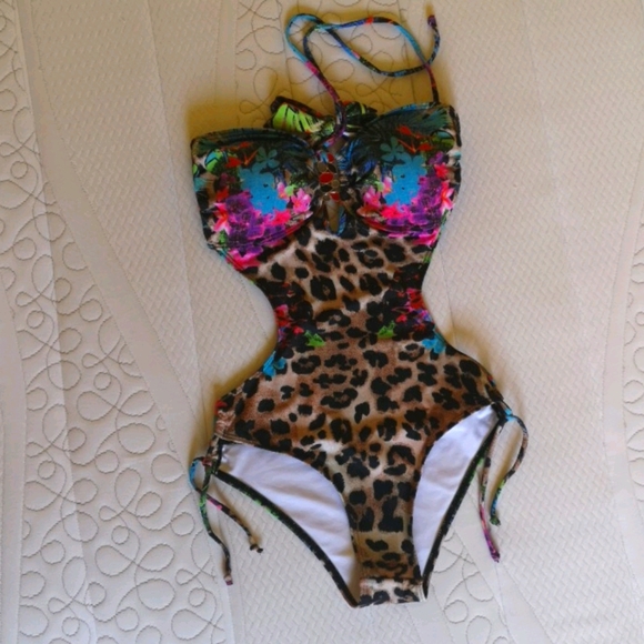 Bikini - Picture 1 of 3